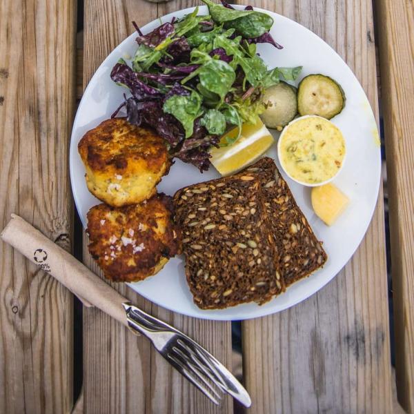 Fiskefrikadeller_tallerken_mad