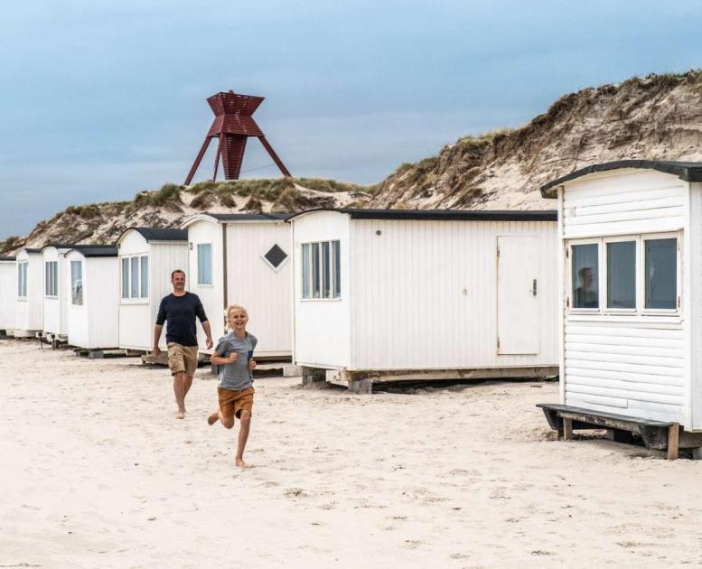 Far og søn ved badehuse i Blokhus