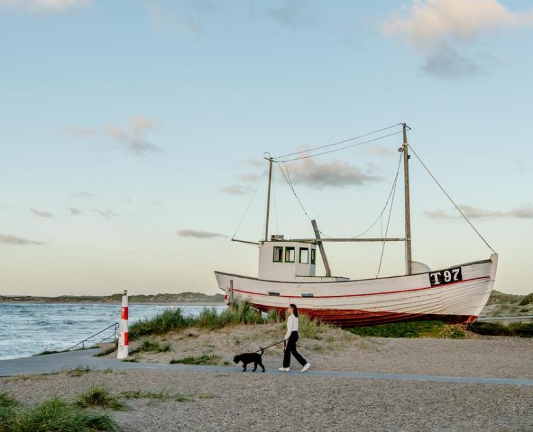 Klitmøller_pige_hund_fiskekutter